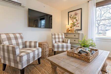 Downtown Luxury Farmhouse Apartment #4 West Dundee Bagian luar foto