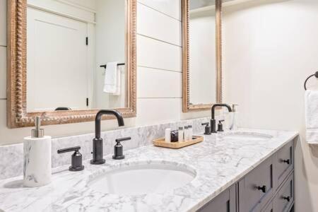 Downtown Luxury Farmhouse Apartment #4 West Dundee Bagian luar foto